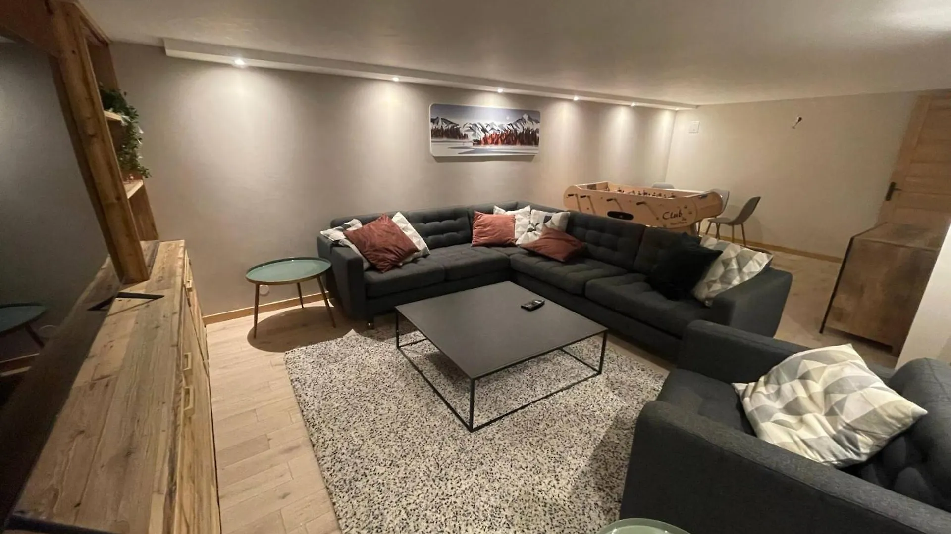 Chalet Clocher Sleeps 10 Hot Tub Essert-Romand 0*,  Francia
