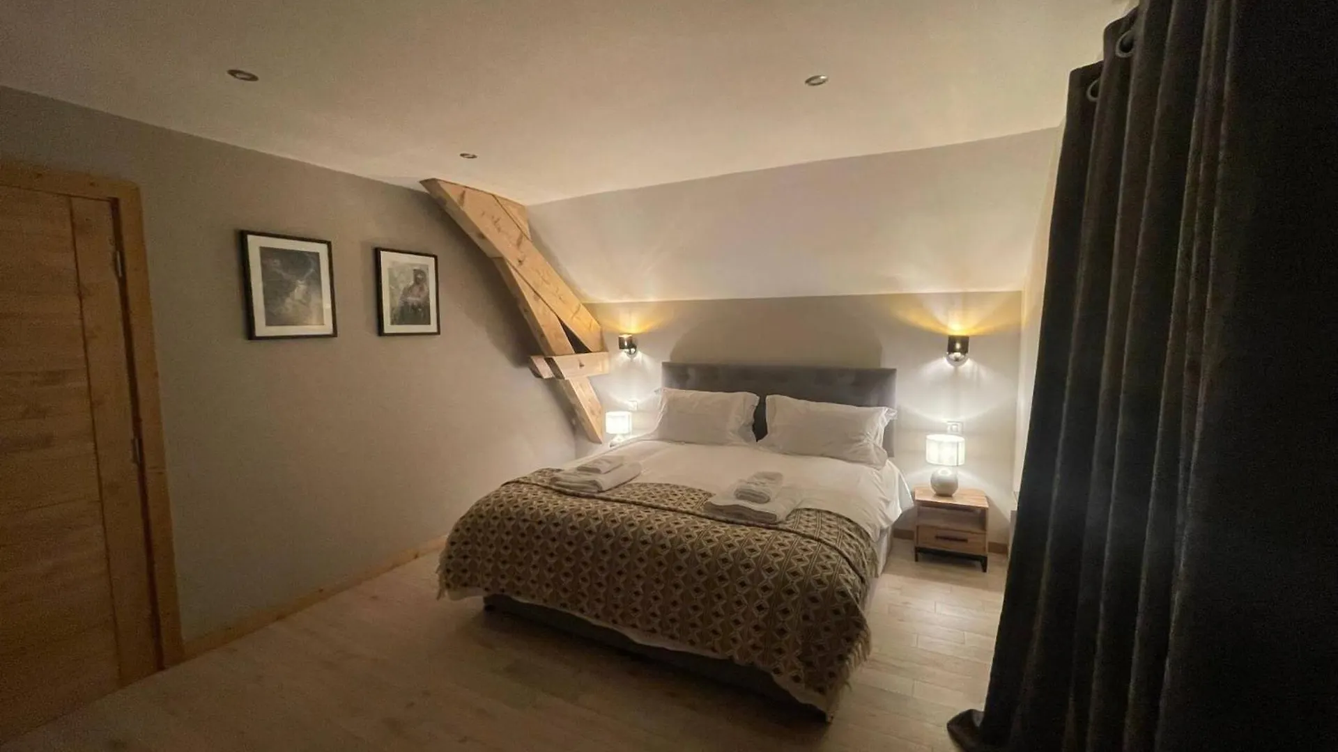 Chalet Clocher Sleeps 10 Hot Tub Essert-Romand Francia